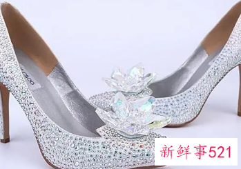 梦见高跟鞋跟在前面