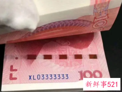 女人梦见好多红色百元纸币