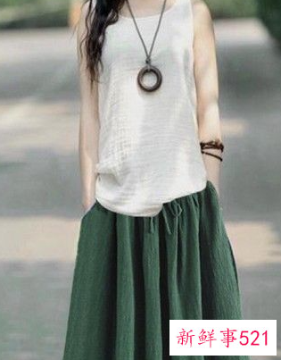 墨绿色百褶长裙配上衣图