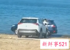 山东俩车主在海边用海水为爱车做盐浴
