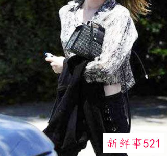 白色紧身裤子要搭配什么样的上衣