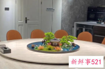 圆餐桌中间的摆饰