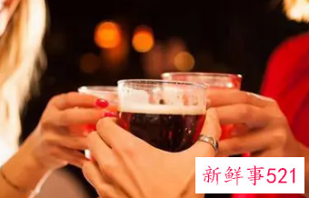 梦见自己猛喝啤酒