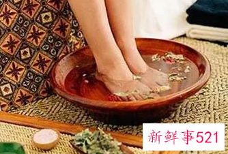 夏天穿什么鞋子不闷脚