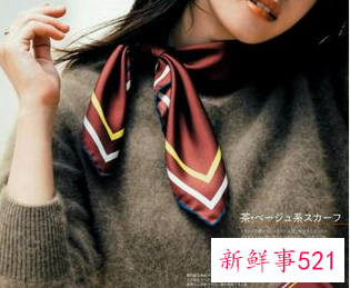 红色大衣搭什么颜色衣服