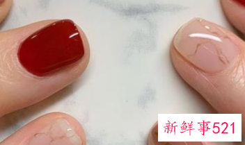 指甲涂什么颜色显手白