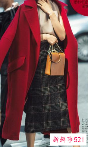 红色大衣搭什么颜色衣服