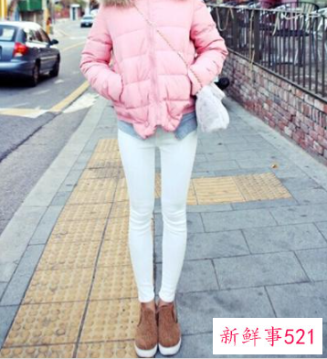 白色紧身裤子要搭配什么样的上衣