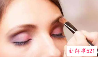 油皮肤怎么化妆不容易脱妆