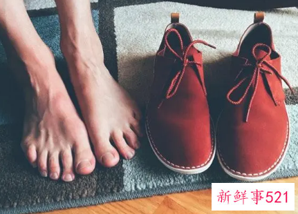 梦见自己穿很大的鞋子