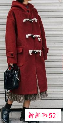 红色大衣搭什么颜色衣服