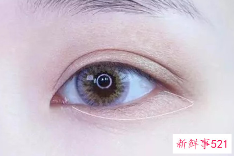 白色的眼影更显眼睛大