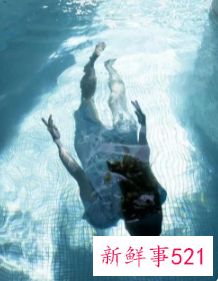 梦见水池游泳是什么意思