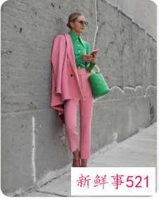 紫色和玫红色是不是同色系