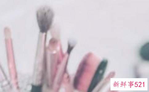 女生戴眼镜化妆要注意什么