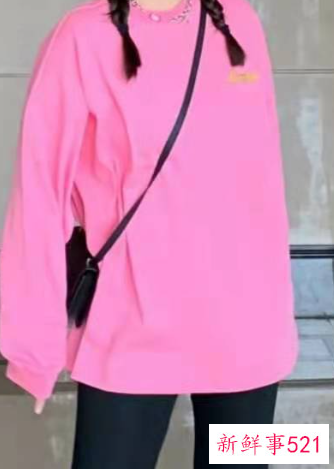 暗粉色上衣配什么颜色裤子好看