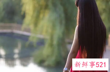 女人梦见自己披着长长的头发