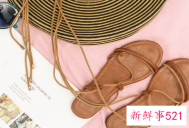 黑色裙子配小白鞋好看吗