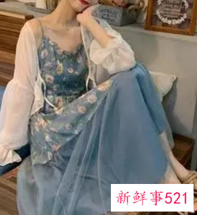 修身裙子搭配什么长外套