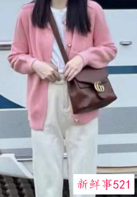 暗粉色上衣配什么颜色裤子好看