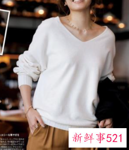 白色毛衣配什么色