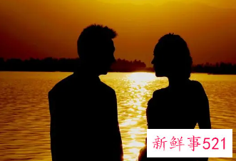 可以随意碰女生头发代表什么