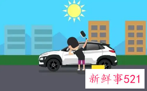 山东俩车主在海边用海水为爱车做盐浴