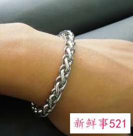 一个男人能随便送人手镯吗