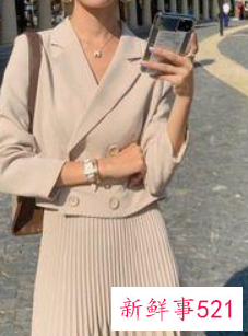 修身裙子搭配什么长外套