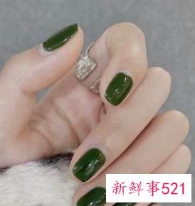 指甲涂什么颜色显手白