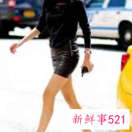 秋冬长款皮裙怎么搭配