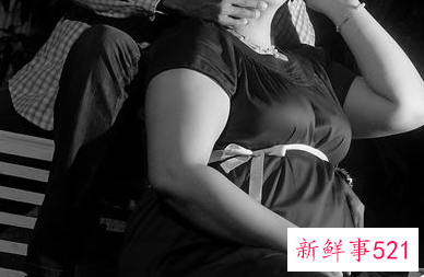 梦见性感女人被别人亲过