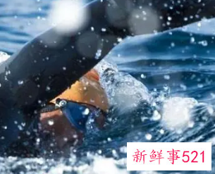 女人梦见很多人在河里游泳