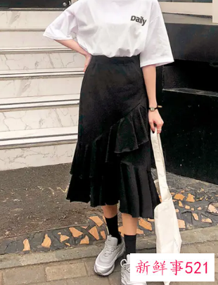 一身黑裙子配白鞋好看吗