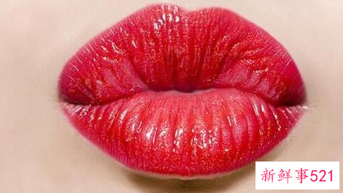 学会这几招薄唇一秒打造时髦的厚唇妆