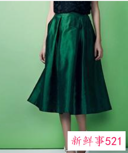 墨绿色百褶长裙配上衣图