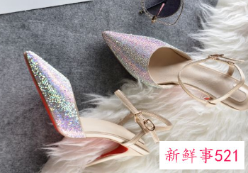 一身黑裙子配白鞋好看吗