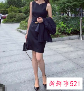 黑色裙子配小白鞋好看吗