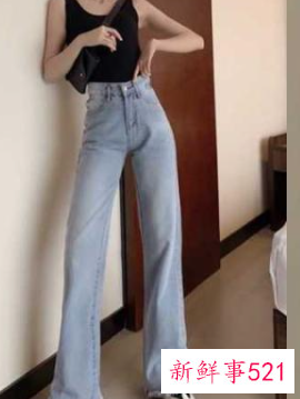 浅蓝色微喇牛仔裤配什么上衣