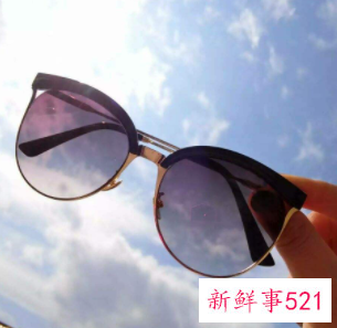 眼镜应该怎么戴才时尚