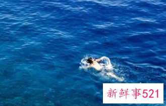 女人梦见很多人在河里游泳