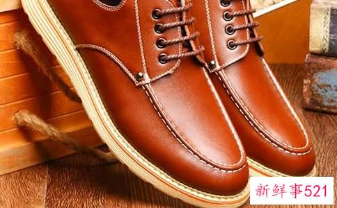 冬季蓝色牛仔裤配什么鞋子