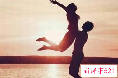 一个男生碰你的腰部