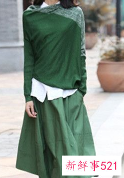 墨绿色百褶长裙配上衣图