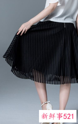 黑色裙子配小白鞋好看吗