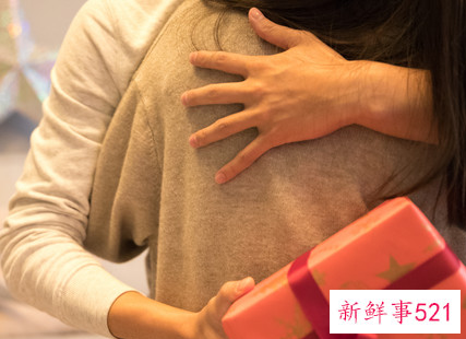 表达女朋友送的礼物的朋友圈