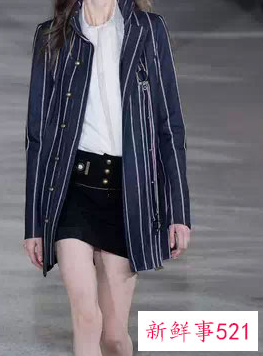 女生白衬衫怎么搭配