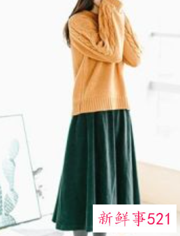 墨绿色百褶长裙配上衣图