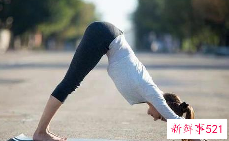 想拥有纤长身材睡前多做拉伸运动瑜伽