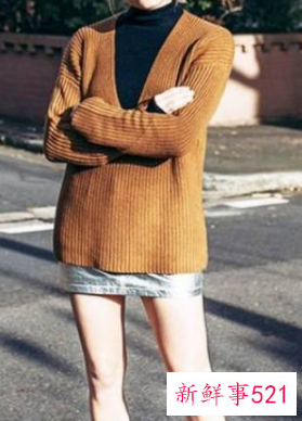 v领毛衣里面配衬衫